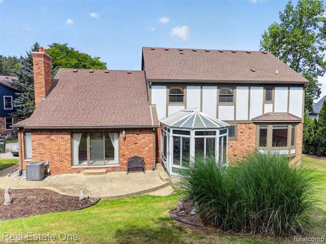 871 Stanford Court, Rochester Hills, MI 48309