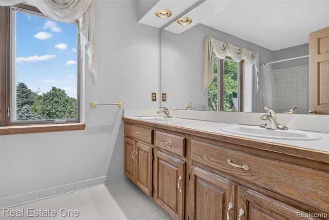 871 Stanford Court, Rochester Hills, MI 48309
