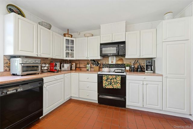 16 Brian Court, Northport, NY 11768