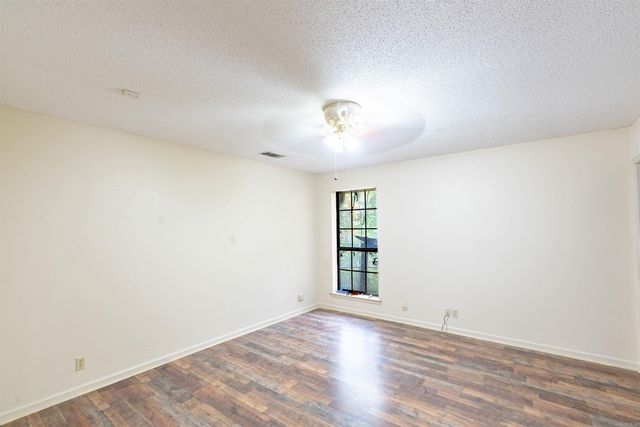 26 Holiday Hills Dr, Helena, AR 72342