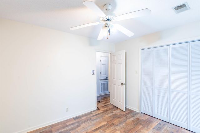 26 Holiday Hills Dr, Helena, AR 72342