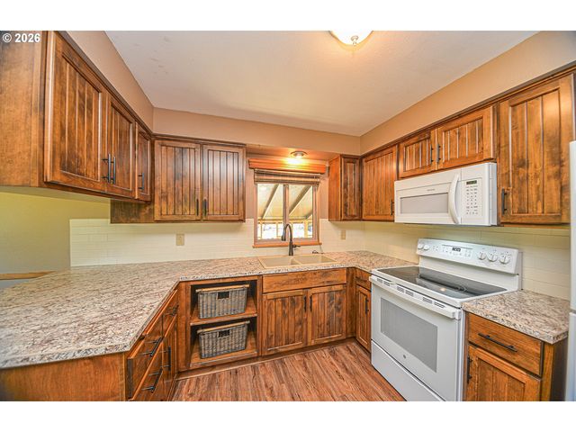 27340 PARKDALE Rd, Rainier, OR 97048