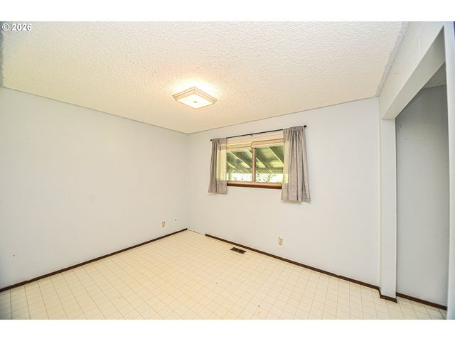 27340 PARKDALE Rd, Rainier, OR 97048