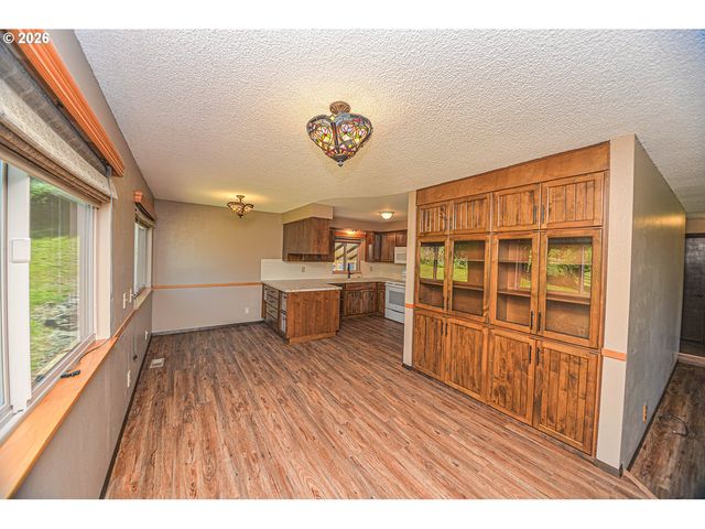 27340 PARKDALE Rd, Rainier, OR 97048