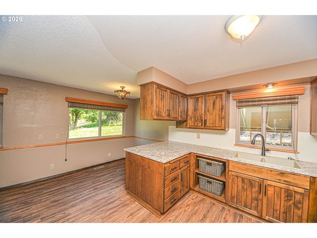 27340 PARKDALE Rd, Rainier, OR 97048