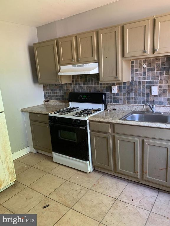 Image 5 of property listing at 3170 RAVENWOOD AVE, Baltimore, MD 21213