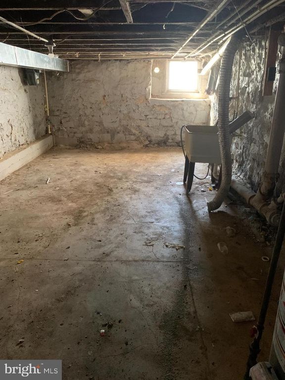 Image 7 of property listing at 3170 RAVENWOOD AVE, Baltimore, MD 21213