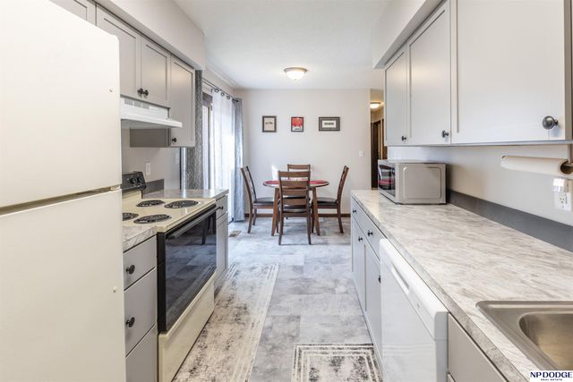 709 Sunny Slope Road, Lincoln, NE 68505