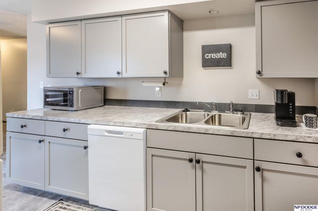 709 Sunny Slope Road, Lincoln, NE 68505