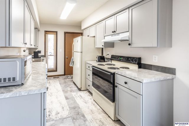 709 Sunny Slope Road, Lincoln, NE 68505