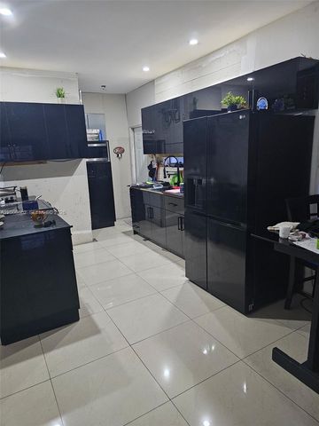 1829 NW 5th St, Miami, FL 33125