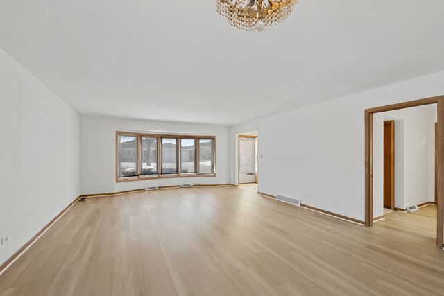 4738 N Potawatomie Avenue, Chicago, IL 60656