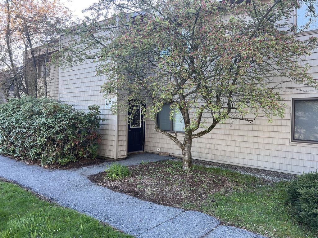59 Hawthorne Circle, South Burlington, VT 05403
