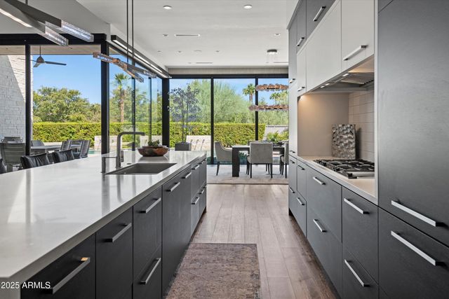 6838 E JOSHUA TREE Lane, Paradise Valley, AZ 85253