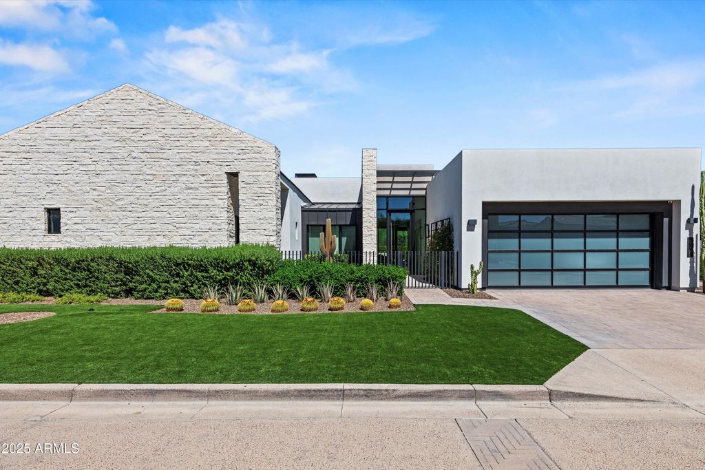 6838 E JOSHUA TREE Lane, Paradise Valley, AZ 85253