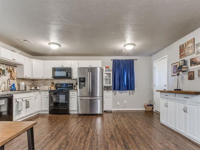 2413 Queensbury Road, Moore, OK 73160