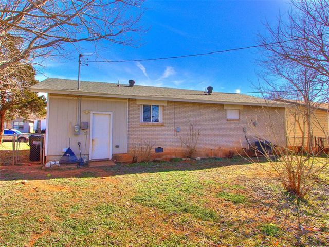 2413 Queensbury Road, Moore, OK 73160