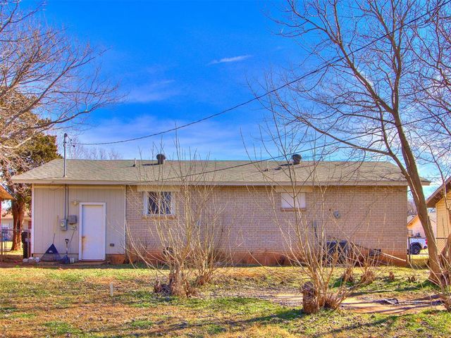 2413 Queensbury Road, Moore, OK 73160