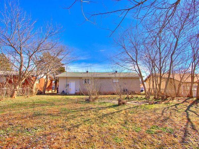 2413 Queensbury Road, Moore, OK 73160