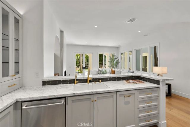 15 Seabluff, Newport Beach, CA 92660