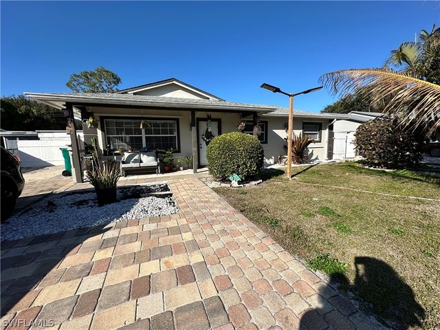 675 Pine Cone LN, Naples, FL 34104