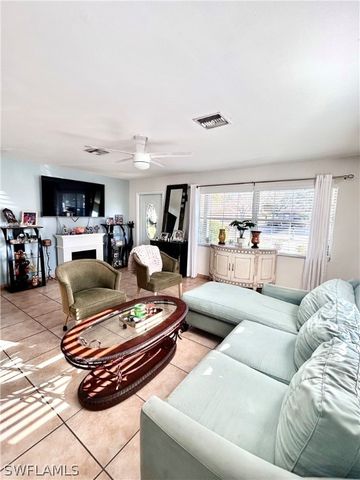 675 Pine Cone LN, Naples, FL 34104