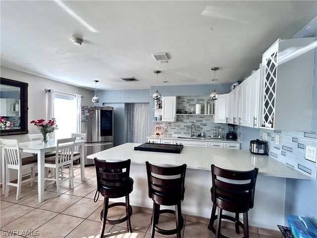 675 Pine Cone LN, Naples, FL 34104