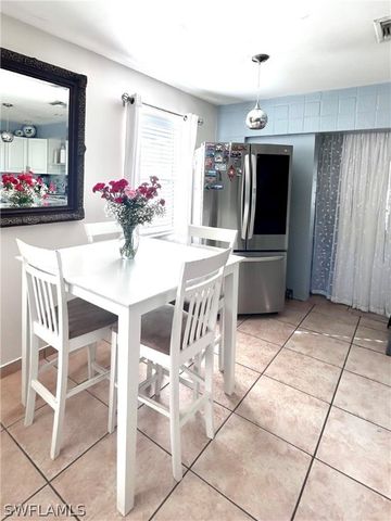 675 Pine Cone LN, Naples, FL 34104