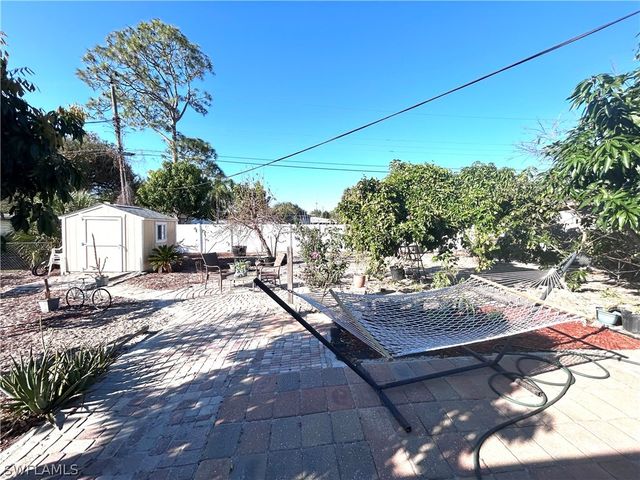 675 Pine Cone LN, Naples, FL 34104