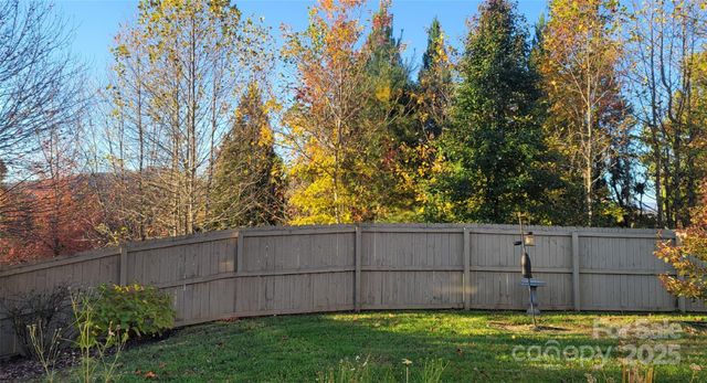 102 W Farm Creek Drive, Asheville, NC 28806