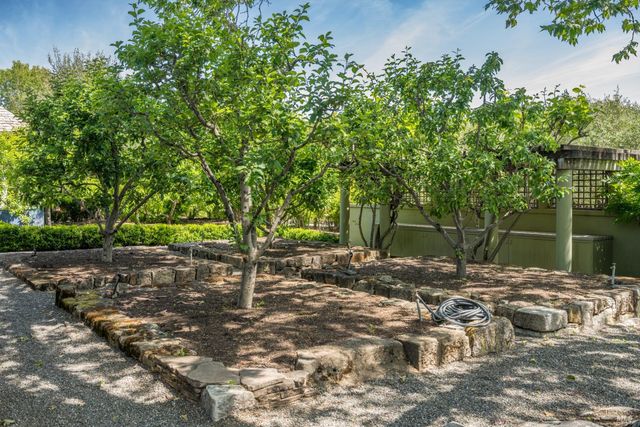 900 Rutherford Rd, Rutherford, CA 94573