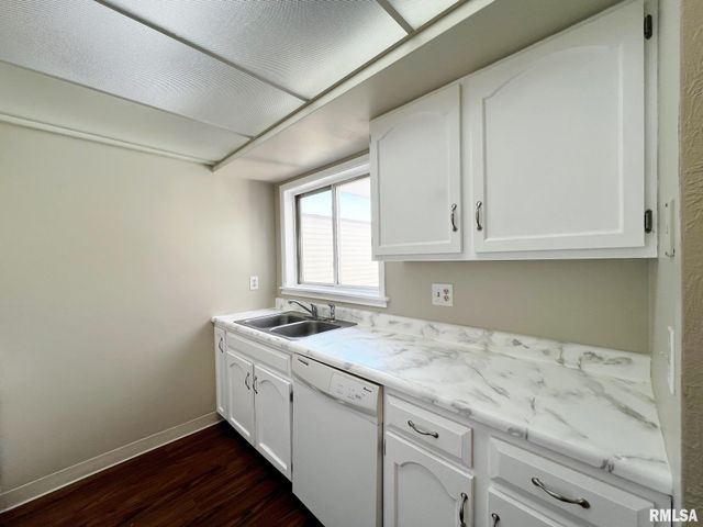 6831 N FROSTWOOD Parkway, Peoria, IL 61615