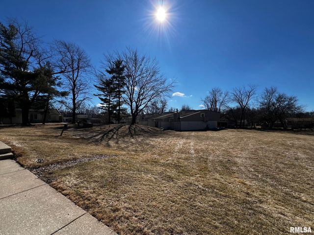 6831 N FROSTWOOD Parkway, Peoria, IL 61615