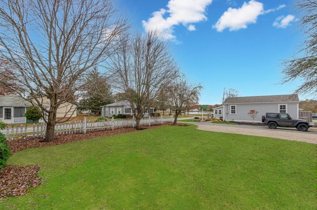 44 Oakdale Ave, Marion, MA 02738
