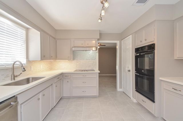 7615 Bankside Drive, Houston, TX 77071