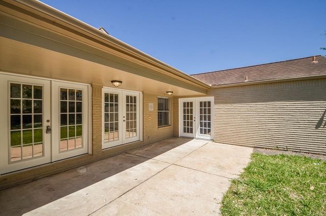 7615 Bankside Drive, Houston, TX 77071