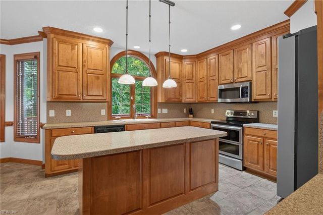 426 Richter LN, Yorktown, VA 23693