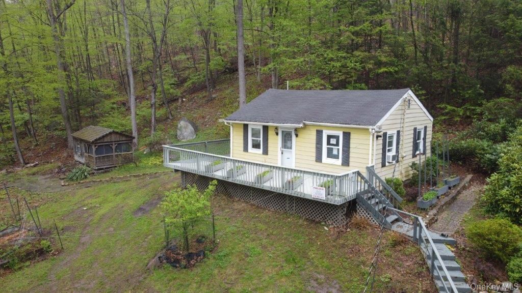 303 Buttermilk Falls Road, Warwick, NY 10990