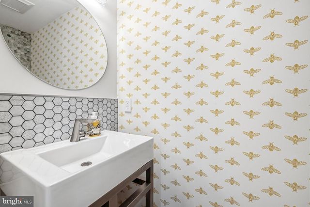 5507 MACARTHUR BLVD NW, Washington, DC 20016