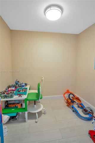 2421 NE 10th St 153, Hallandale Beach, FL 33009