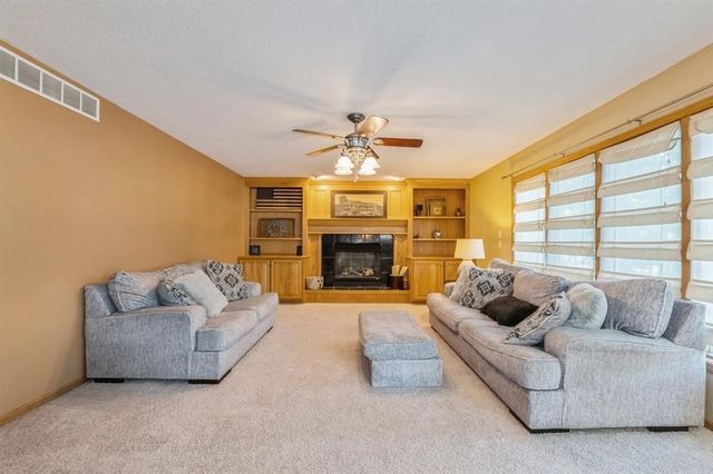 7322 Oakwood Drive, Urbandale, IA 50322