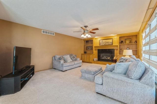 7322 Oakwood Drive, Urbandale, IA 50322
