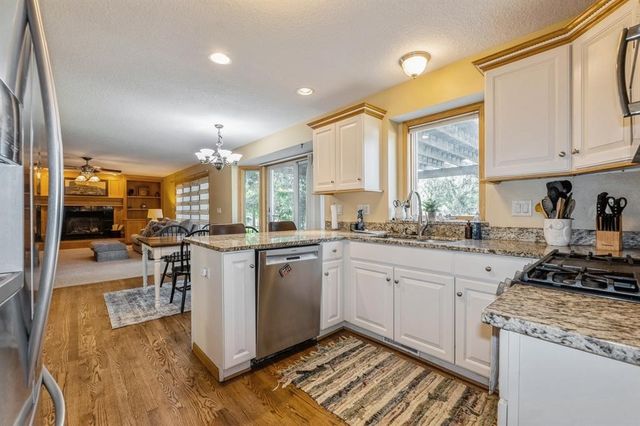 7322 Oakwood Drive, Urbandale, IA 50322
