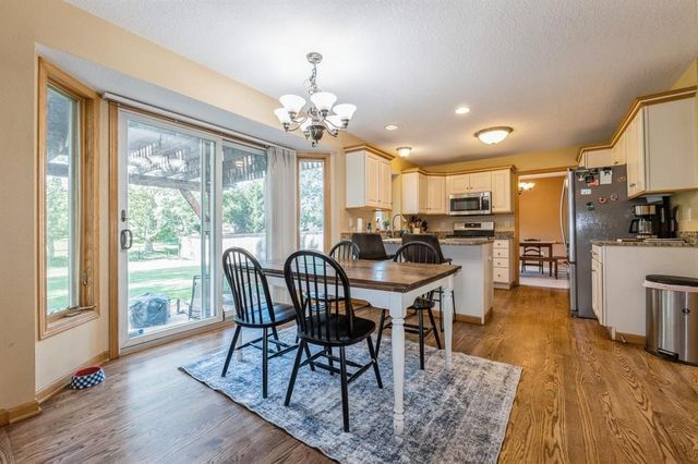 7322 Oakwood Drive, Urbandale, IA 50322