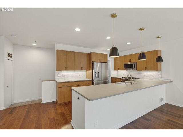 8083 N LEAVITT Ave, Portland, OR 97203