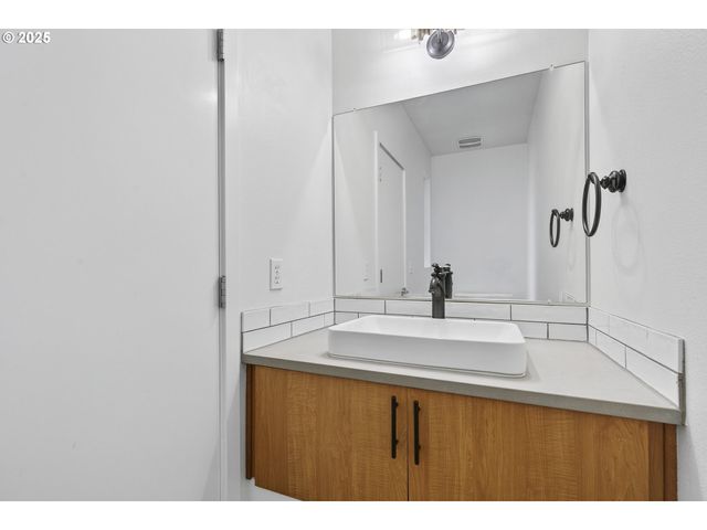 8083 N LEAVITT Ave, Portland, OR 97203