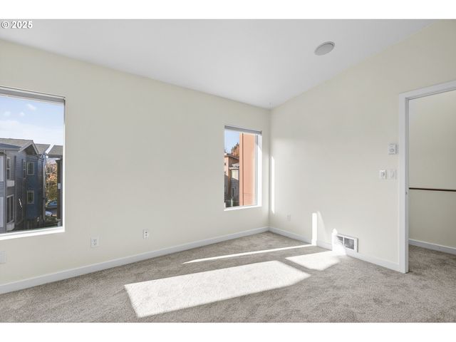 8083 N LEAVITT Ave, Portland, OR 97203