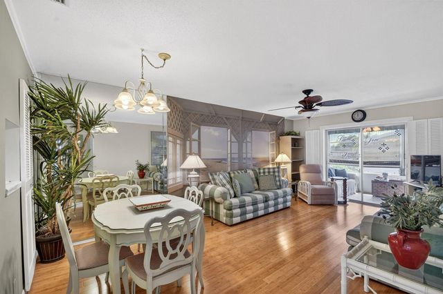 2111 NE 1ST Court 204, Boynton Beach, FL 33435