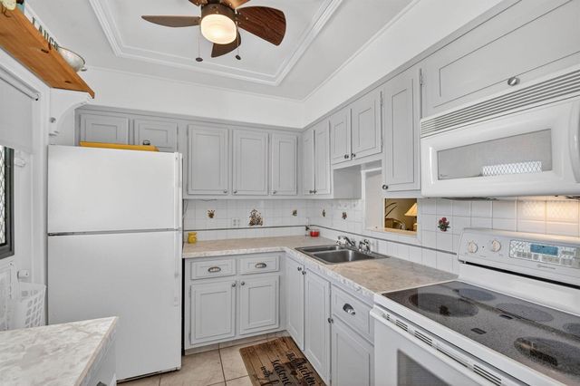 2111 NE 1ST Court 204, Boynton Beach, FL 33435