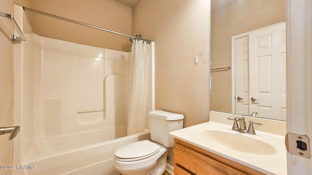 1019 Bridgetowne Lane, Breaux Bridge, LA 70517